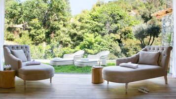 Couples treatment rooms, sauna, hot tub, steam room, hot springs