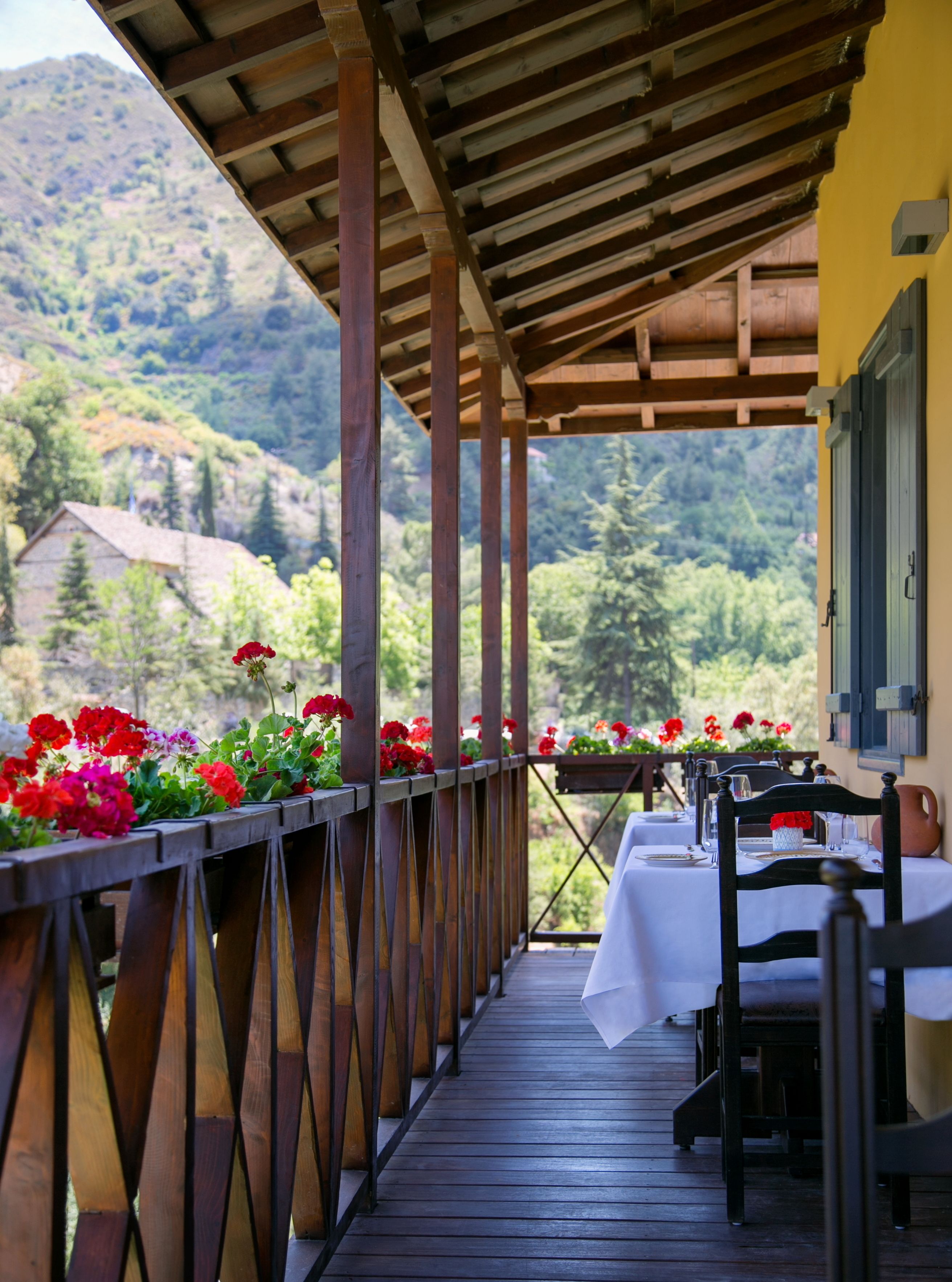 2 restaurants servant le déjeuner et le dîner, plats Cuisine locale