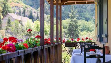 2 restaurants, lunch, dinner served; local cuisine