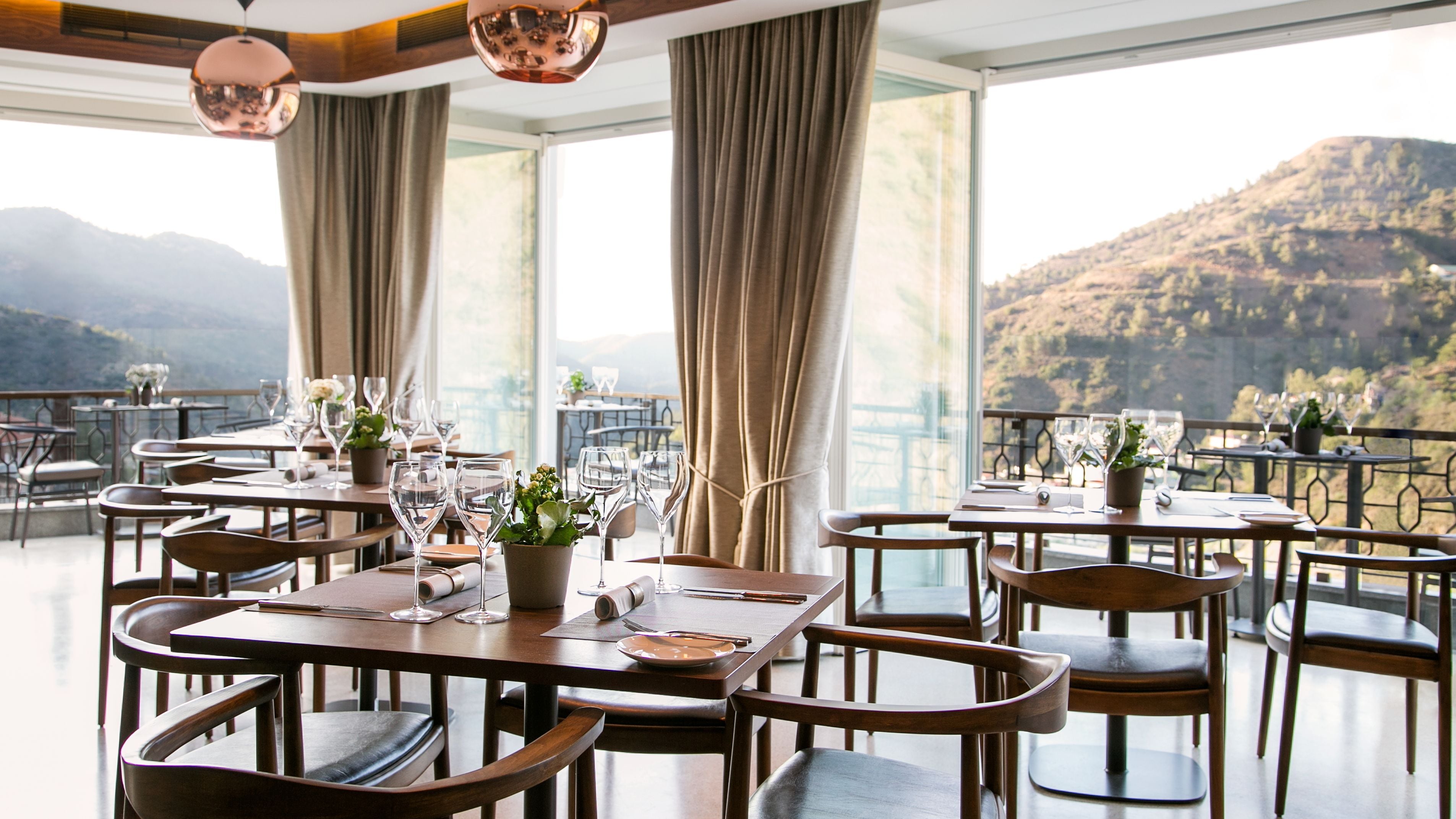 2 ravintolaa, joissa tarjoillaan lounas; paikallinen keittiö