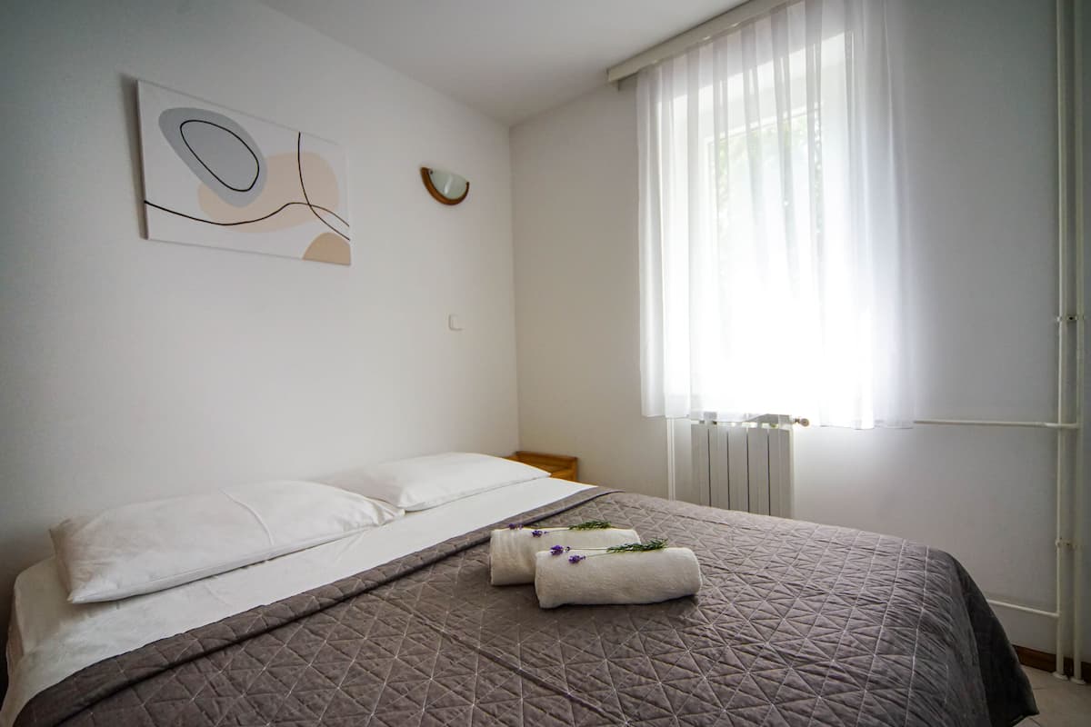 Familie appartement, 1 slaapkamer | 1 slaapkamer, een bureau, geluiddichte muren, reisbedje
