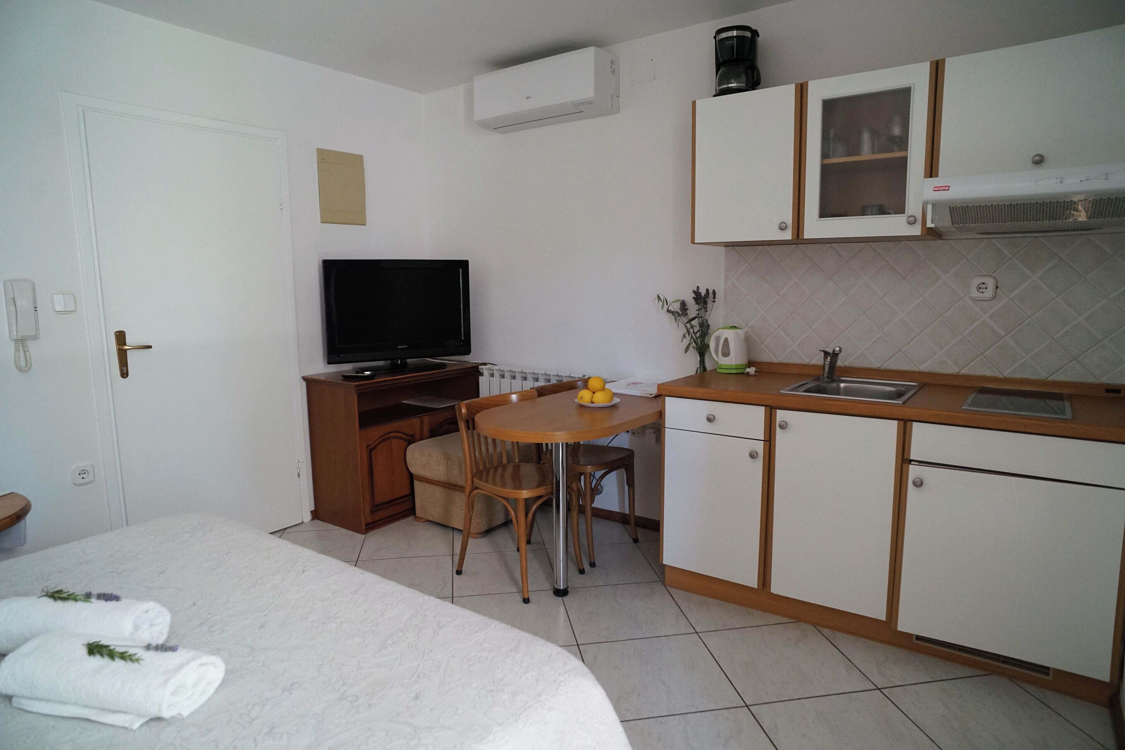 studio | private kitchen | fridge, coffee/tea maker, electric kettle