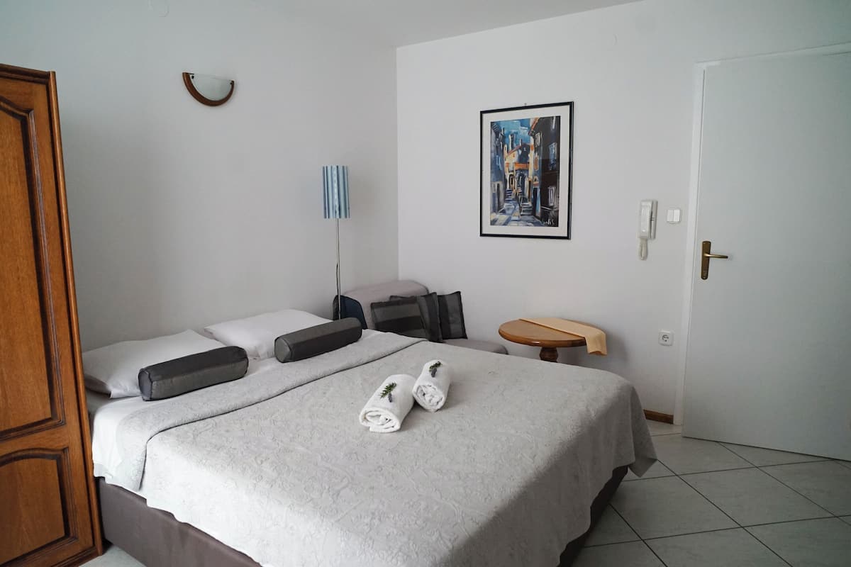 Studio | 1 slaapkamer, een bureau, geluiddichte muren, reisbedje