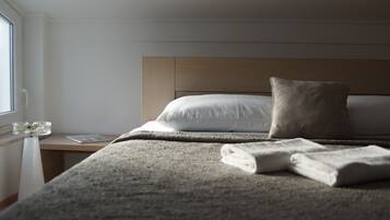 Tweepersoonskamer, balkon | Een bureau, geluiddichte muren, reisbedje, beddengoed