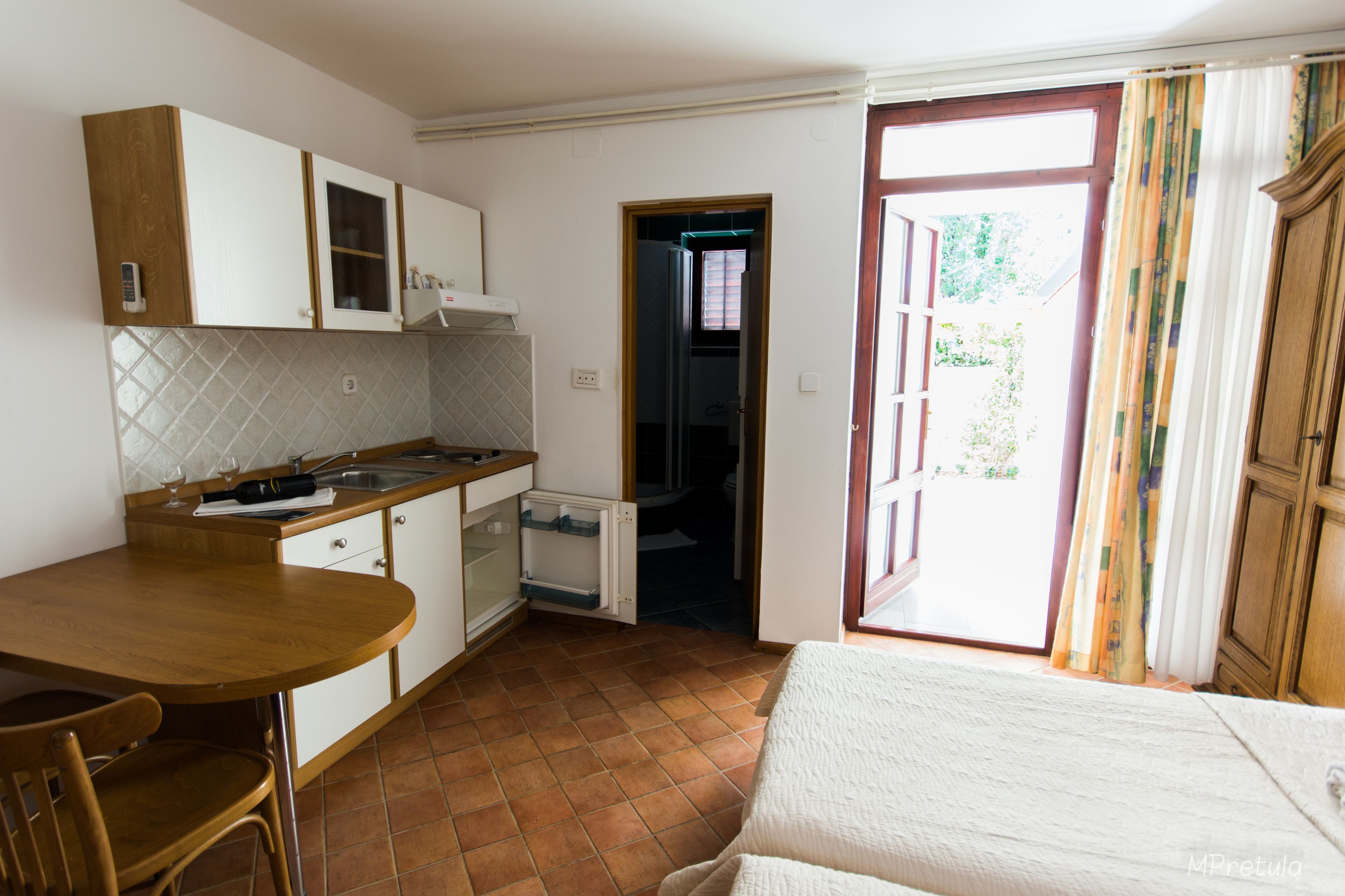 studio | private kitchenette | fridge, coffee/tea maker, electric kettle