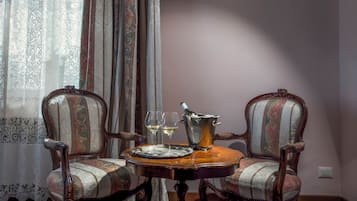 Minibar, caja de seguridad en la habitación y muebles diferentes