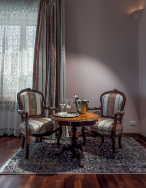 Een minibar, een kluis op de kamer, individueel gemeubileerd, een bureau