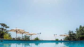Utomhuspool, pool på takterrassen och solstolar