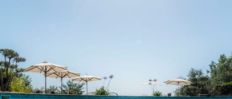 Piscine extérieure, piscine sur le toit, chaises longues