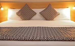 Bureau, fer et planche à repasser, lits bébé (en supplément)