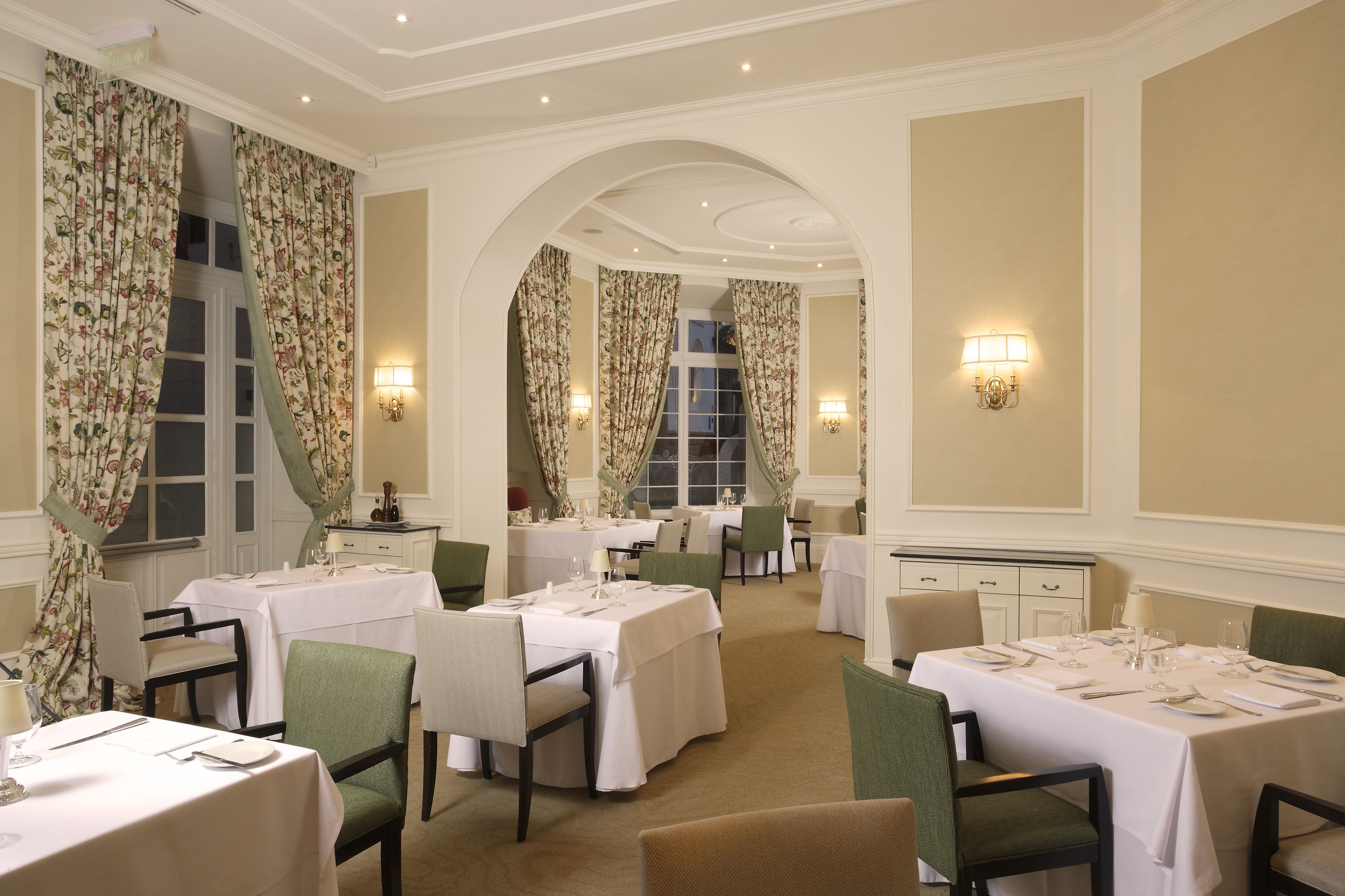 breakfast, lunch, dinner served; international cuisine