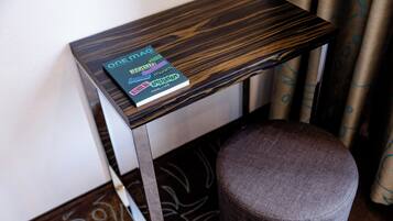 Una pequeña mesa de madera con un libro titulado 'One Mag'.