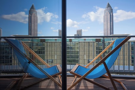 Standard Room, 1 Queen Bed, Balcony | Egyptian cotton sheets, premium bedding, desk, soundproofing