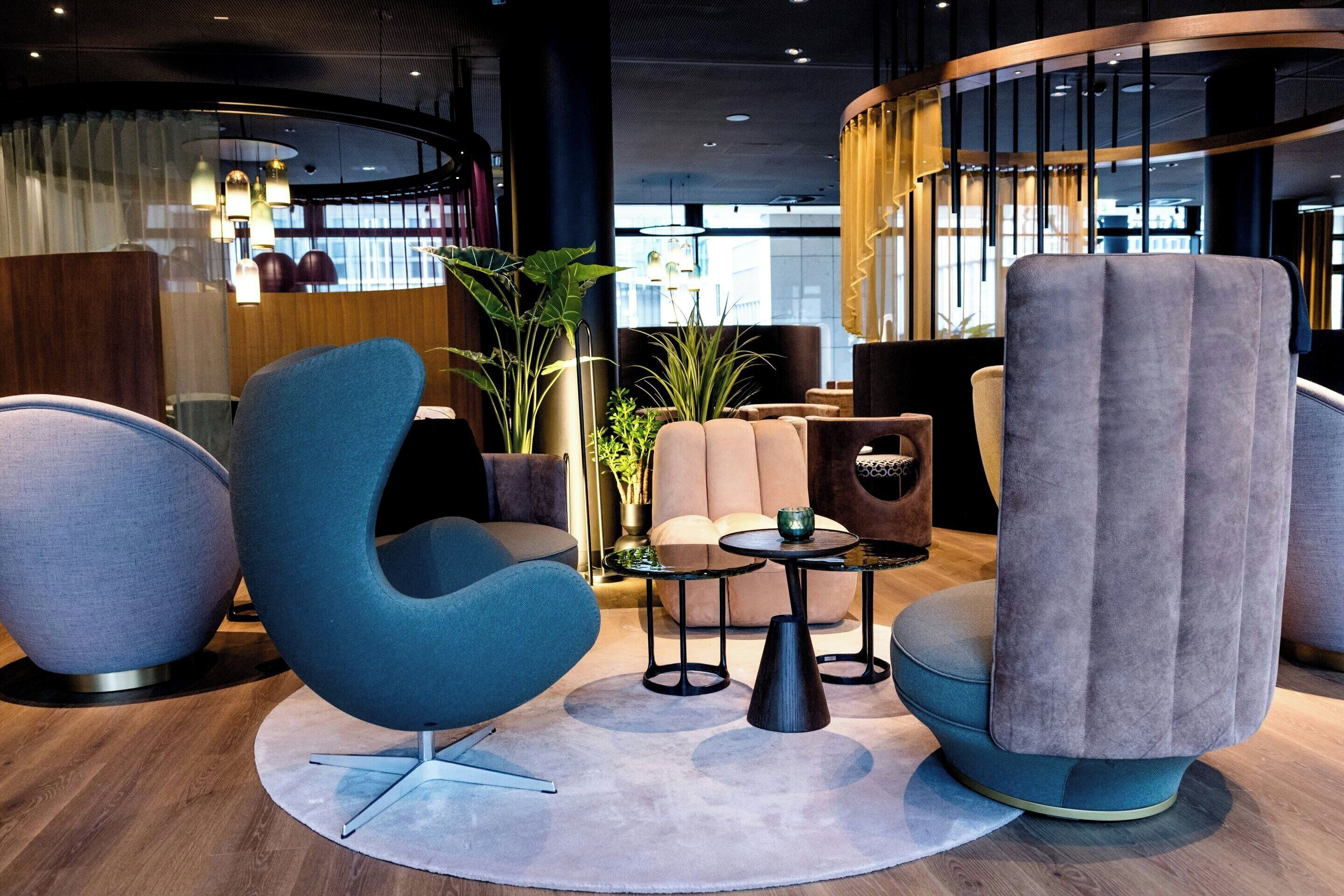 Lobby lounge