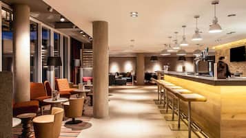 Lunch and dinner served, international cuisine