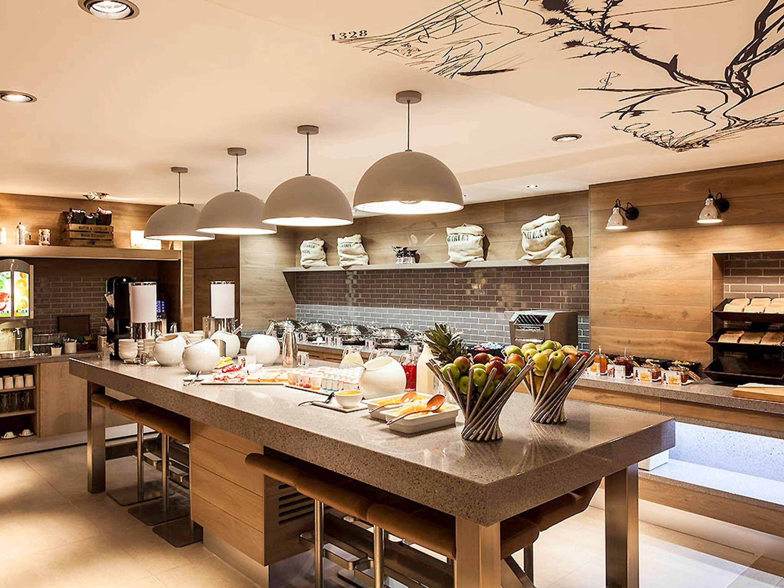 Lunch and dinner served, international cuisine