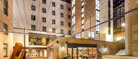 Lunch and dinner served, international cuisine