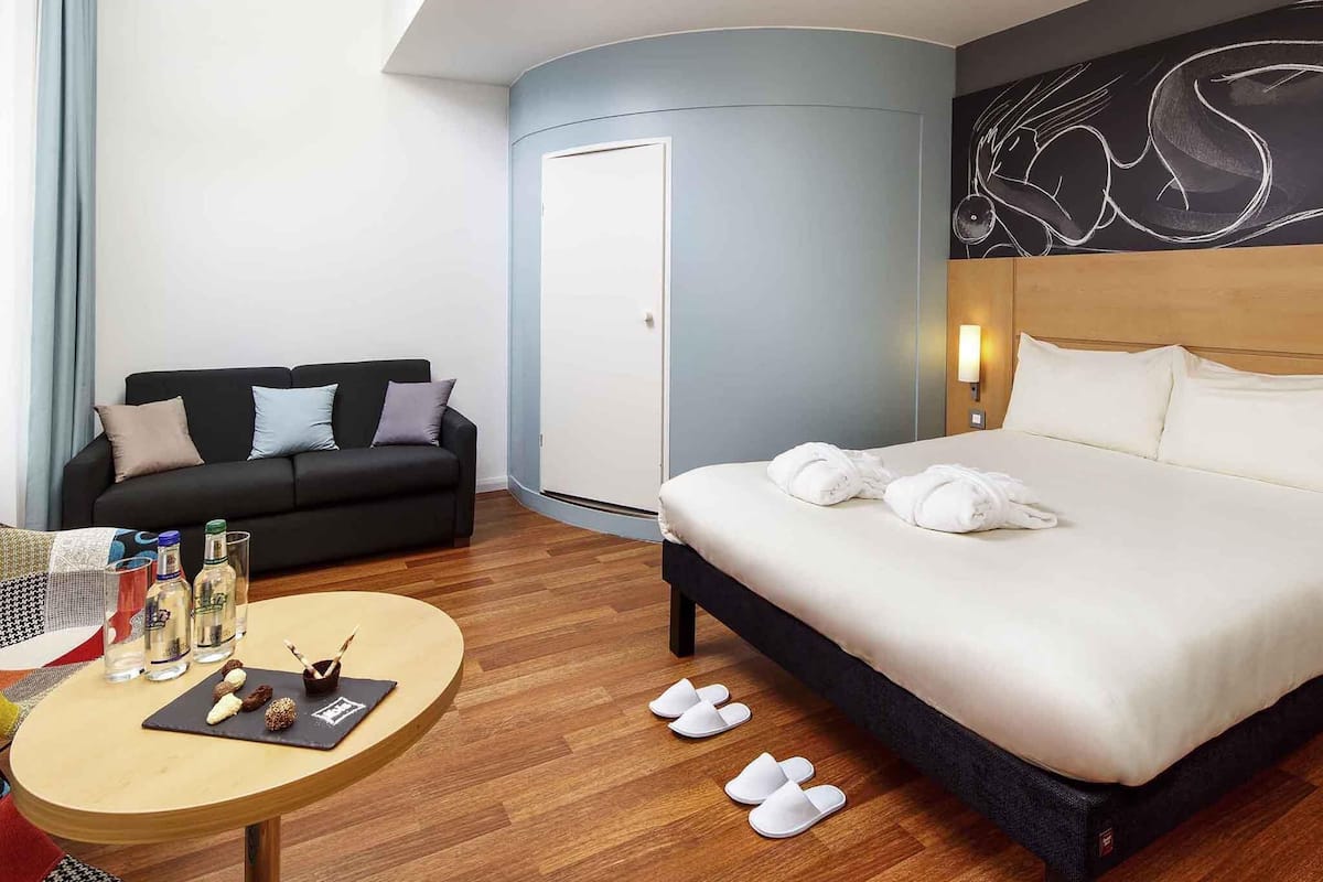 Wi-Fi gratuit, réveils, draps fournis