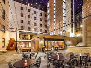 Se sirven comidas, cenas y cocina internacional 