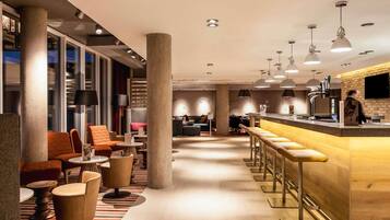 Lunch and dinner served, international cuisine