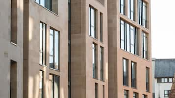 Un edificio de varios pisos con un estilo arquitectónico moderno, caracterizado por amplias ventanas y una fachada uniforme.