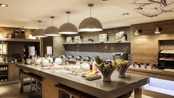 Lunch and dinner served, international cuisine