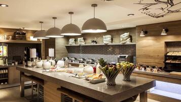 Der serveres frokost, aftensmad og internationale retter