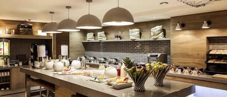 Lunch and dinner served, international cuisine