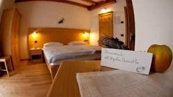 Single Room | Premium bedding, down comforters, desk, soundproofing