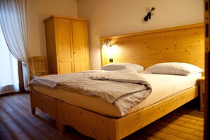 Premium bedding, down duvets, desk, soundproofing - Agritur Renetta (Ville d'Anaunia)