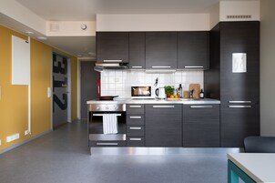Refrigerador con freezer, microondas, horno, placa de cocina