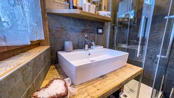 Romantisches Zimmer | Badezimmer | Kostenlose Toilettenartikel, Haartrockner, Bademäntel, Handtücher