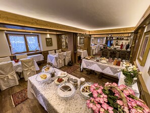 Café da manhã continental todos os dias (EUR 10 por pessoa)
