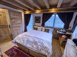 Romantic Room | Down duvets, in-room safe, desk, free WiFi