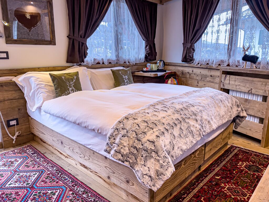 romantic room | down duvets, in-room safe, desk, free wifi