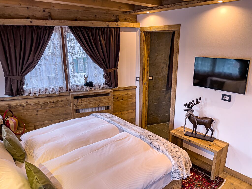 romantic room | down duvets, in-room safe, desk, free wifi