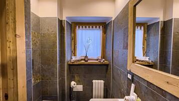 Doppelzimmer zur Einzelnutzung | Badezimmer | Kostenlose Toilettenartikel, Haartrockner, Bademäntel, Handtücher
