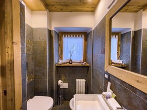 Doppelzimmer zur Einzelnutzung | Badezimmer | Kostenlose Toilettenartikel, Haartrockner, Bademäntel, Handtücher