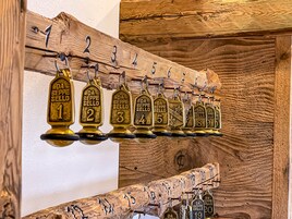 Una pared de madera con placas metálicas numeradas colgadas.