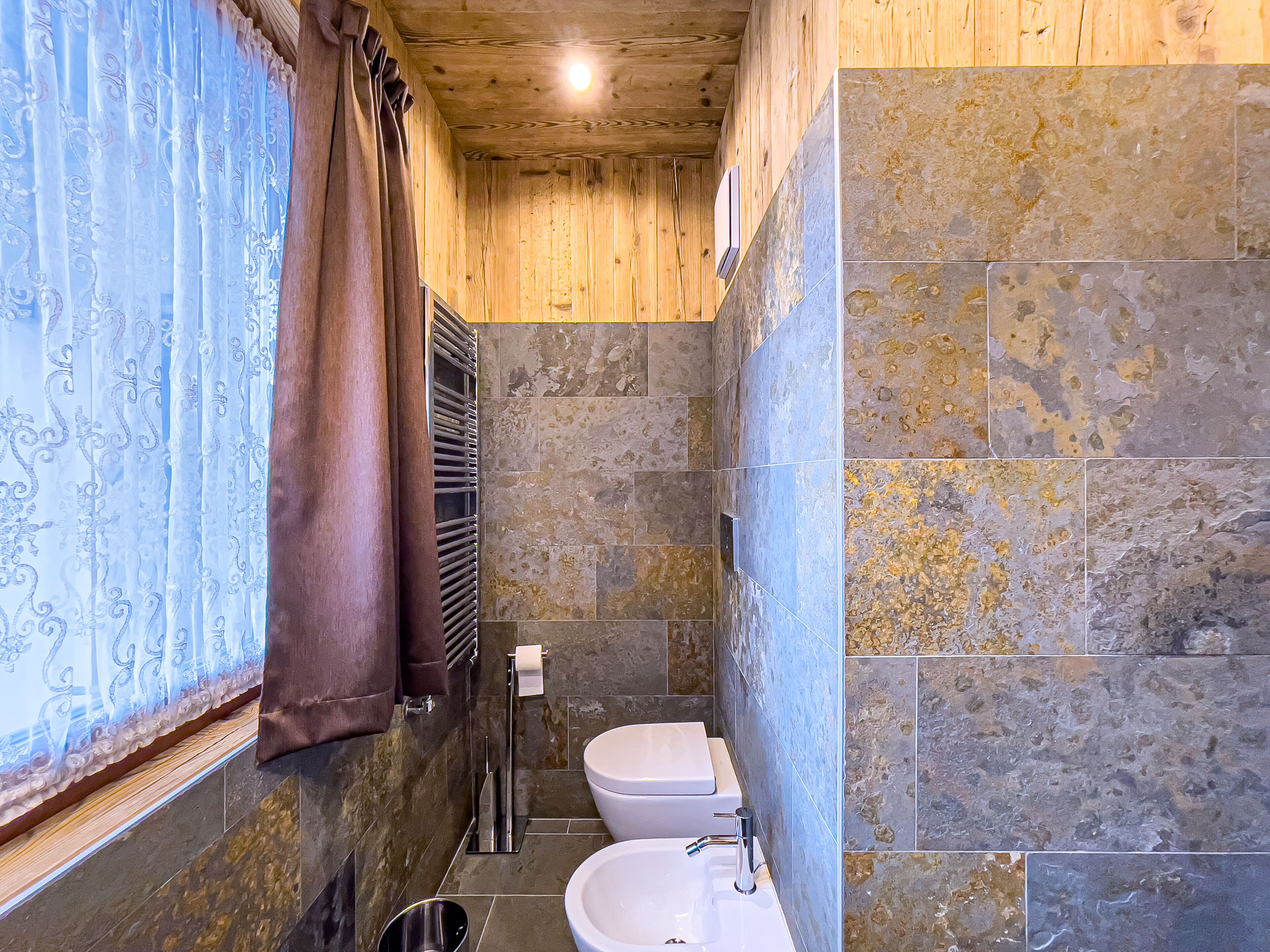 family room | bathroom | free toiletries, hair dryer, bathrobes, towels