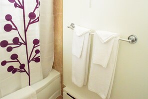 Combined shower/tub, deep soaking tub, free toiletries, towels - Lundy's Motel (Niagara Falls)