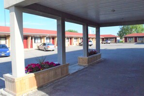 Property entrance - Lundy's Motel (Niagara Falls)
