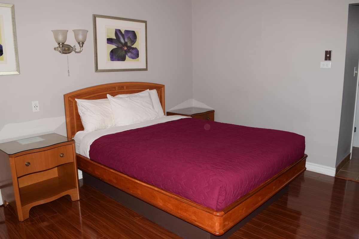 Classic Room | Frette Italian sheets, premium bedding, pillowtop beds, desk