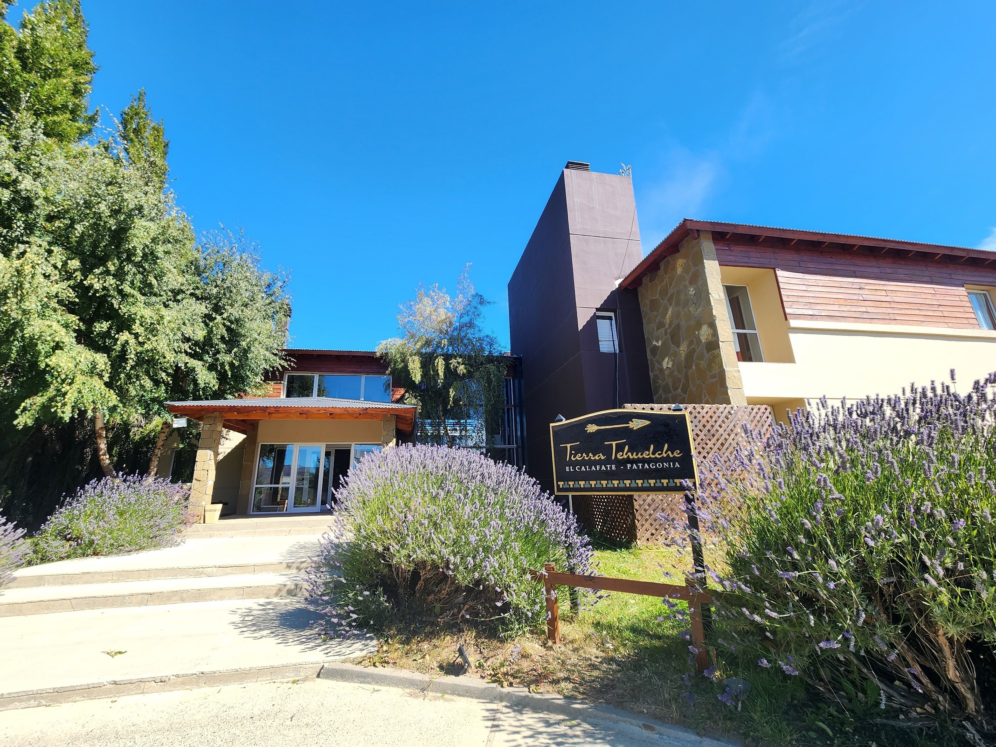 40-吋電視，提供有線頻道