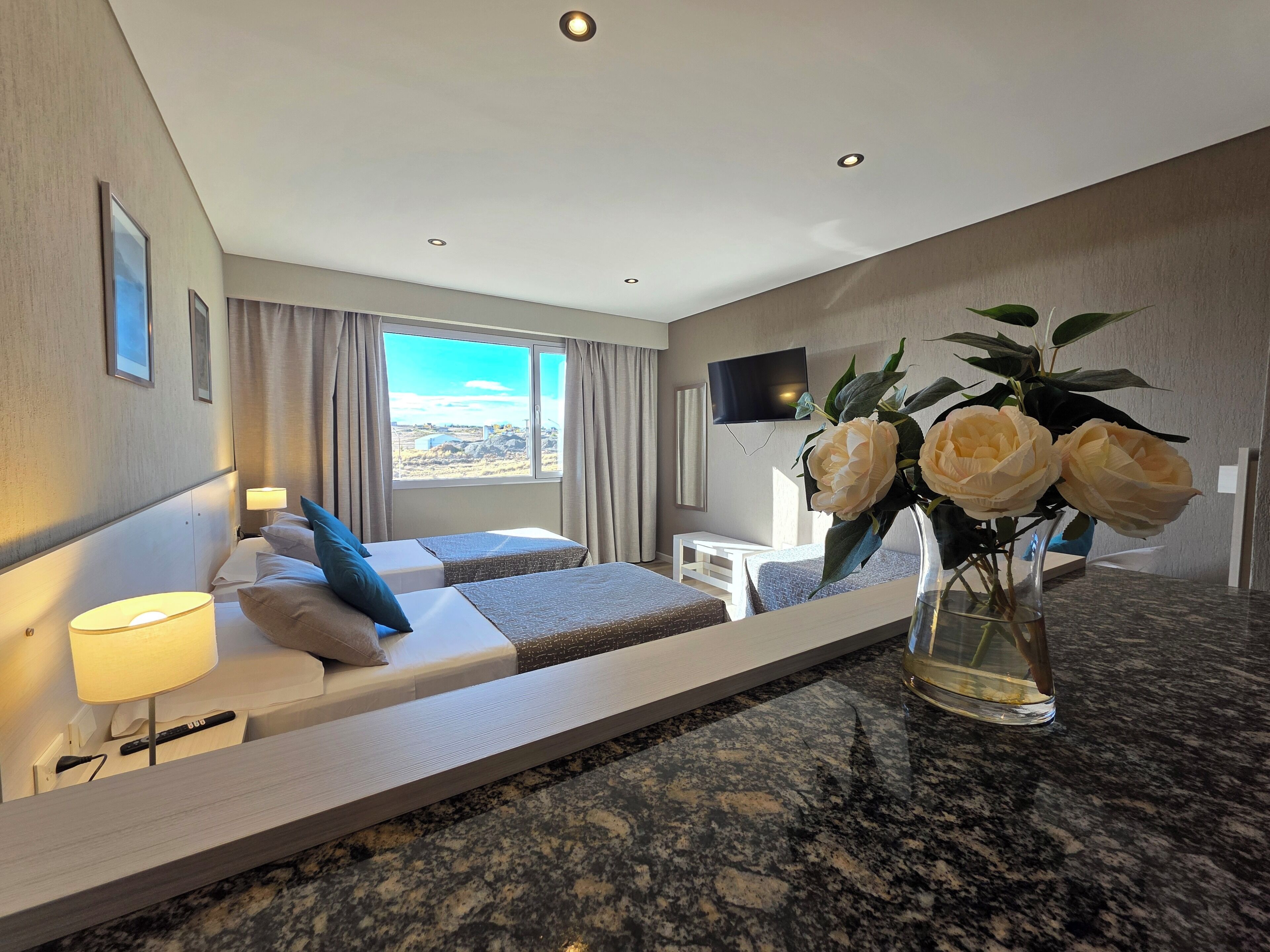 Comfort driepersoonskamer | Een kluis op de kamer, verduisterende gordijnen, gratis babybedden