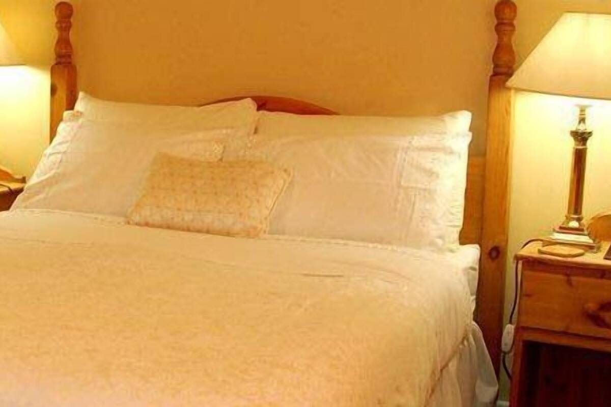 Iron/ironing board, rollaway beds, free WiFi