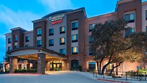 A Fairfield Inn & Suites by Marriott hotel with a modern design, featuring a curved entrance and a brick facade. - Fairfield Inn & Suites by Marriott Austin Northwest/Research Blvd (Austin)