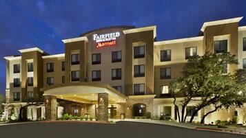 Fassade der Unterkunft – Abend/Nacht