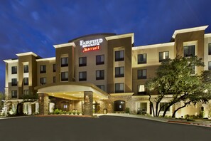 A Fairfield Inn & Suites Marriott hotel with a modern design, featuring a large entrance and multiple floors. - Fairfield Inn & Suites by Marriott Austin Northwest/Research Blvd (Austin)