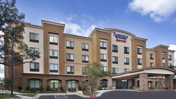 Un hotel Fairfield Inn & Suites by Marriott amb un disseny modern, amb diversos pisos i entrada coberta.
